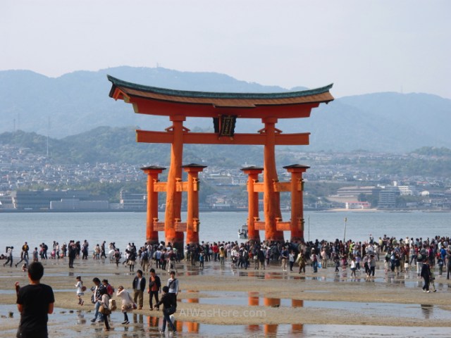 El torii con marea baja