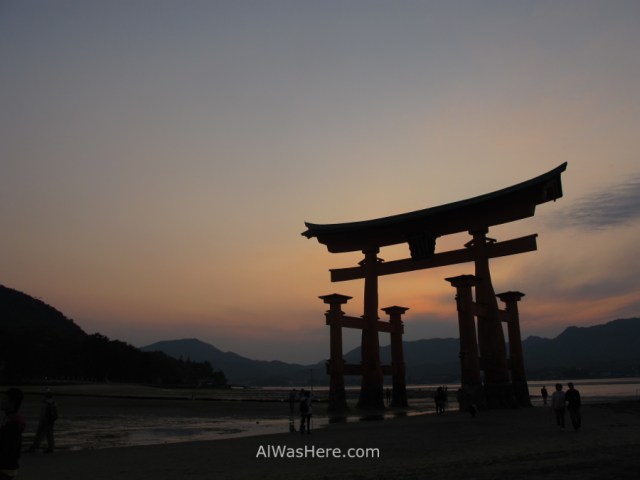 El Torii Flotante al atardecer
