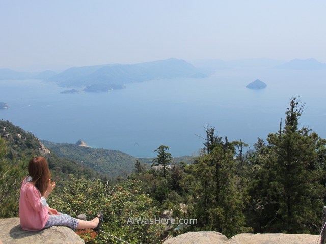 Turista en la cima del Monte Misen
