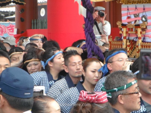 Portadores de uno de los Mikoshi