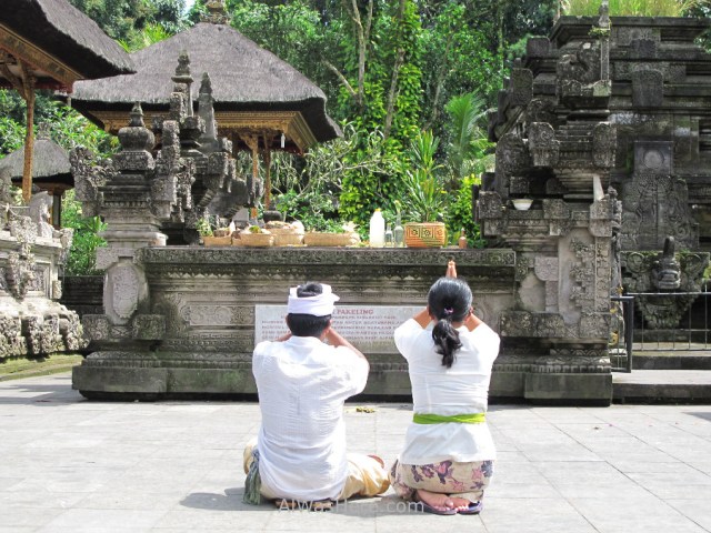 Rezando en el Tirta Empul