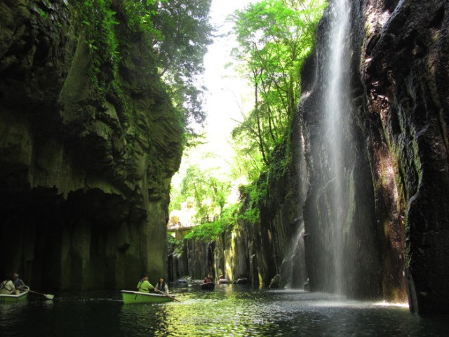 interior-de-la-garganta-gorge-de-takachiho-desde-una-barca