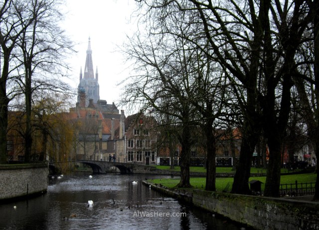 2-vista-del-canal-desde-el-minnewaterpark-con-el-puente-norte-de-entrada-al-beguinage-y-la-iglesia-de-nuestra-senora-al-fondo-brujas-belgica-view-church-our-lady-bruges-belgium