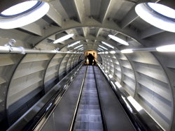 escalera-mecanica-interior-atomium-bruselas-belgica-brussels-belgium-escalator-inside