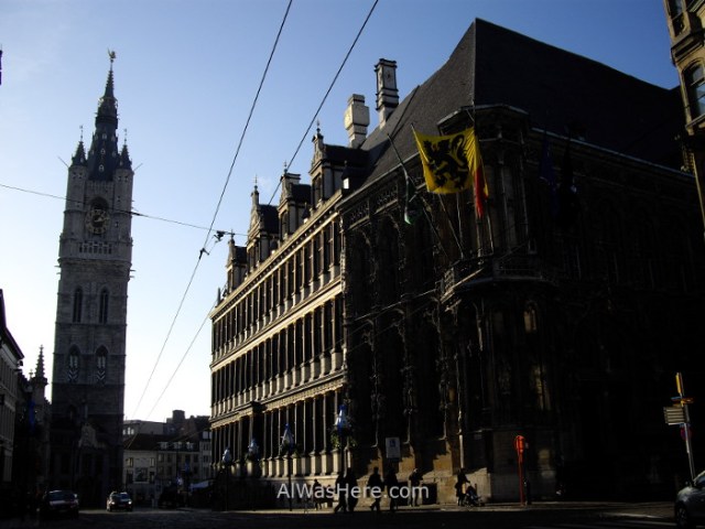 El Ayuntamiento (Stadhuis) a la derecha y el campanario (Belfort) al fondo en Belfortstraat Gante Belgica. Town hall belfry ghent belgium