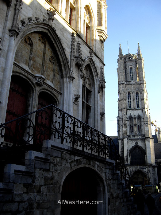La entrada al campanario en primer término y al fondo la torre de la catedral de San Bavo Gante Belgica. Entrance Belfry tower cathedral ghent belgium