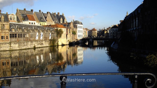 3edificios de la calle Graslei reflejando en el canal del río Lys. Gante Belgica. building reflection river Ghent Belgium