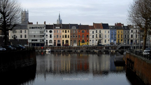 Vista del canal desde el puente de Jan Van Gentstraat Gante Belgica. view from Ghent Belgium