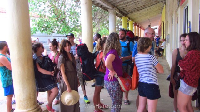 1. Cola en agencia de viajes en Viñales, cuba. Queue line travel agency Vinales