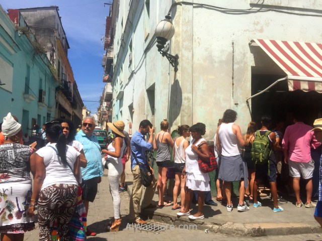 2. Cola en una cadeca en el centro de La Habana, Cuba. Queue, center Havana