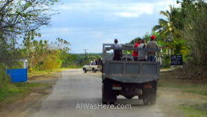 4.2 Gente de pie en la parte posterior de un camion, Cuba. People standing on top of a truck