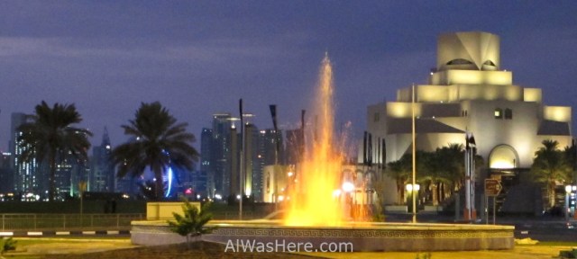 Doha 1. El Museo de Arte Islamico (MIA) y al fondo los edificios del West Bay, Doha, Catar. Museum of Islamic Art, Qatar