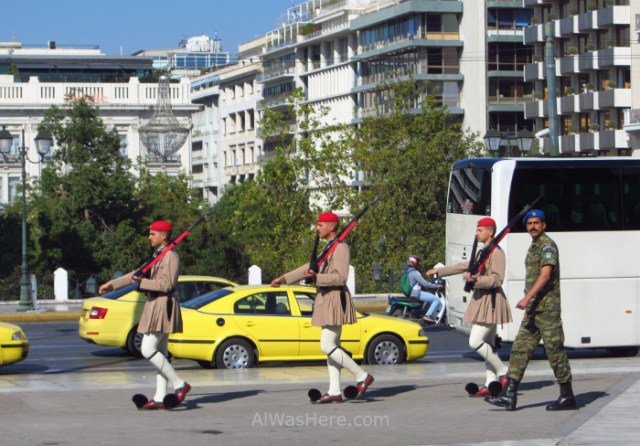 Atenas 2. Taxis esperando a recoger turistas tras el cambio de guardia. Change guard, Athens