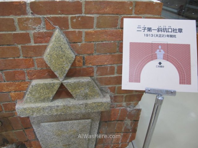 Hashima 1. Simbolo de Mitsubishi en la entrada de la mina, Gunkanjima, Nagasaki, Japon. entrance mine Japan