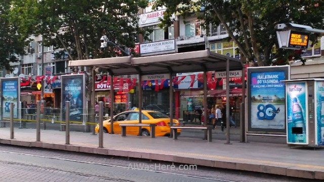 Estambul como desplazarse 8. Parada de tranvia y taxi. Tram stop Istanbul