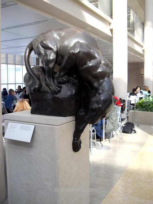 Nueva York Metropolitan 6. cafeteria escultura puma ala americana wing Museo Arte, Art Museum, Nueva York. New.