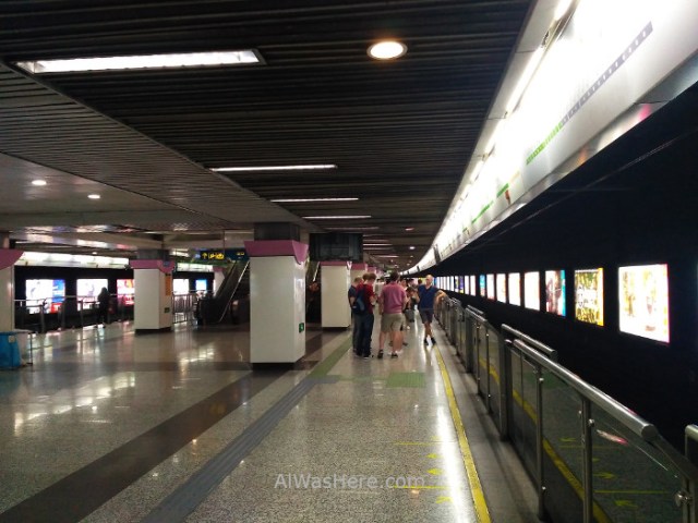 Shanghai metro station estación