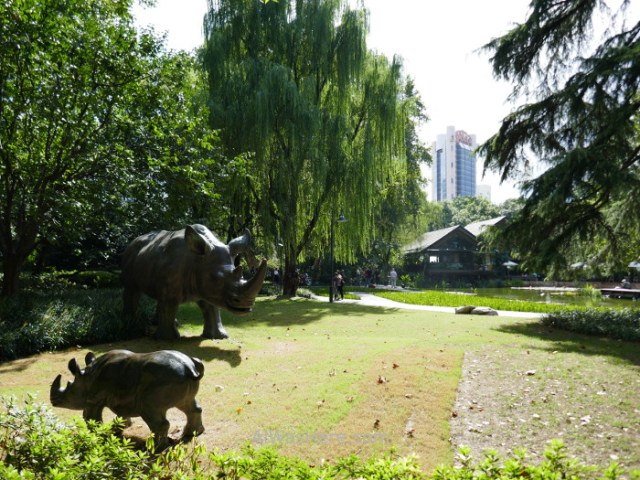 Shanghai parque con esculturas de rinocerontes en Jing'an Jingan sculpture rhinoceros