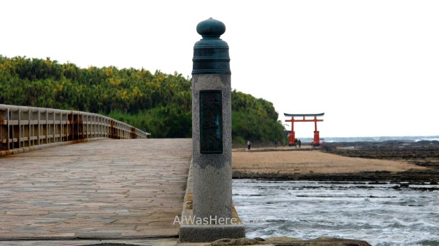 AOSHIMA 0. puente y torii bridge gate Isla Island templo temple shrine santuario Japan Japon Kyushu Miyazaki