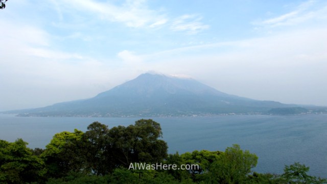 Kagoshima ciudad 1. Sakurajima desde el Jardin Sengan-en Kyushu, Japon Japan Garden