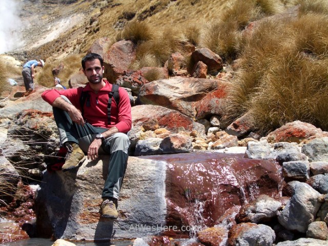 TONGARIRO NATIONAL PARK 10 Alpine Crossing rio river roca roja amarilla hierro azufre Parque Nacional Nueva Zelanda.New Zealand